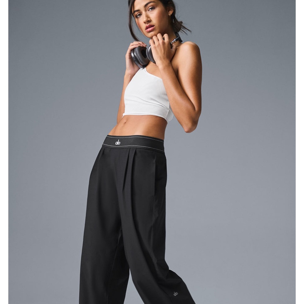 ALO Yoga Black Joggers with Relaxed Fit suit up